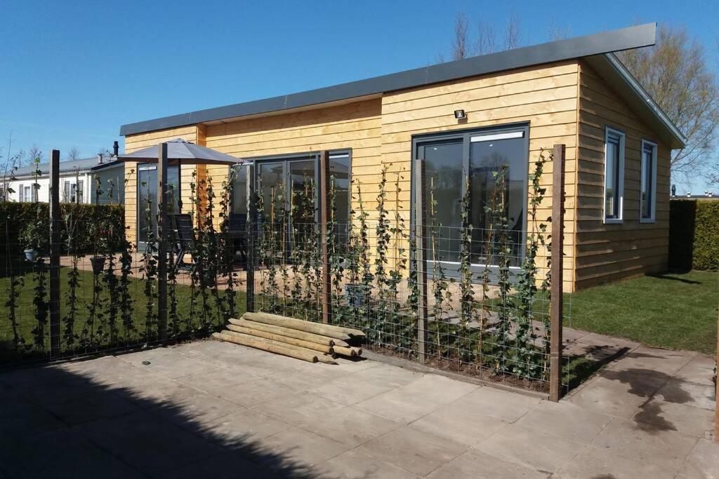Luxe Vakantie Bungalow Met 3 Slaapkamers Dronrijp Exterior photo